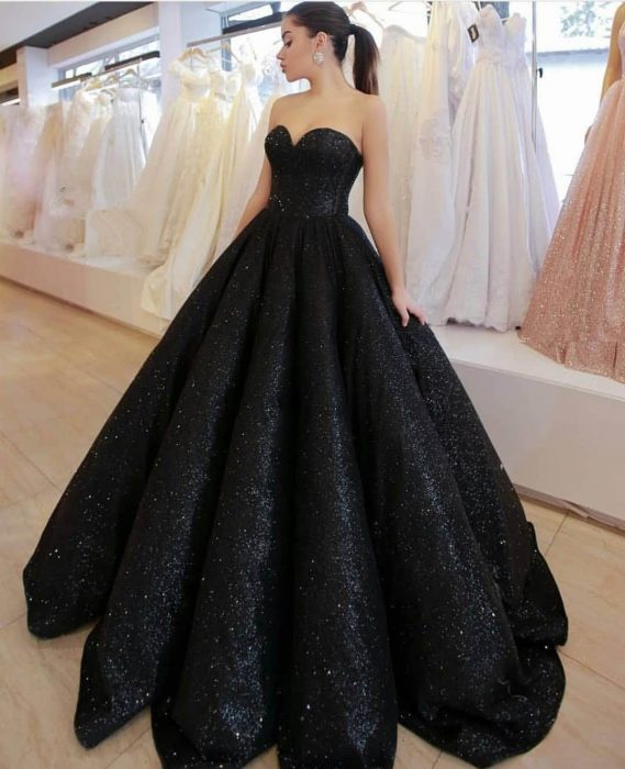 Chica con vestido para XV años de corte princesa color negro con brillos