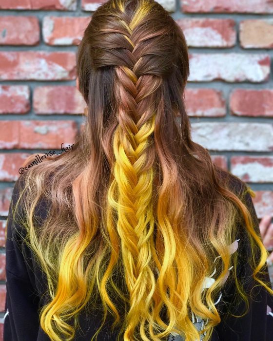 mujer con cabello amarillo mostaza 