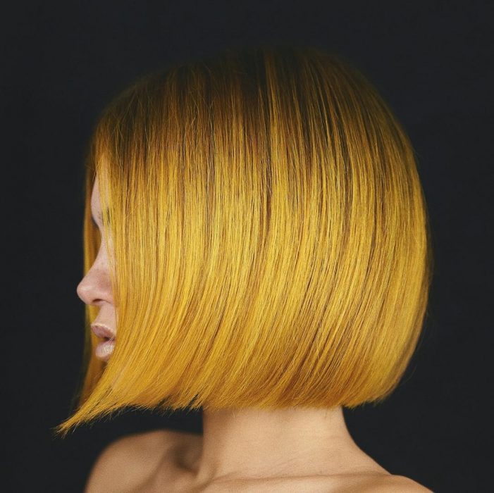 mujer con cabello amarillo mostaza 