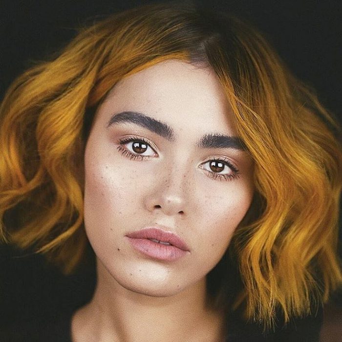 mujer con cabello amarillo mostaza 