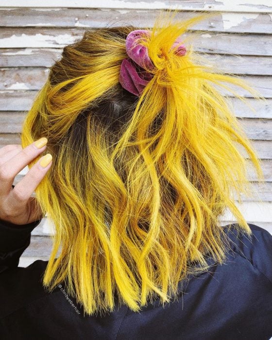 mujer con cabello amarillo mostaza 