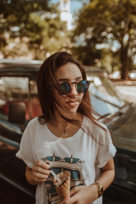 chica comiendo helado de chocolate 