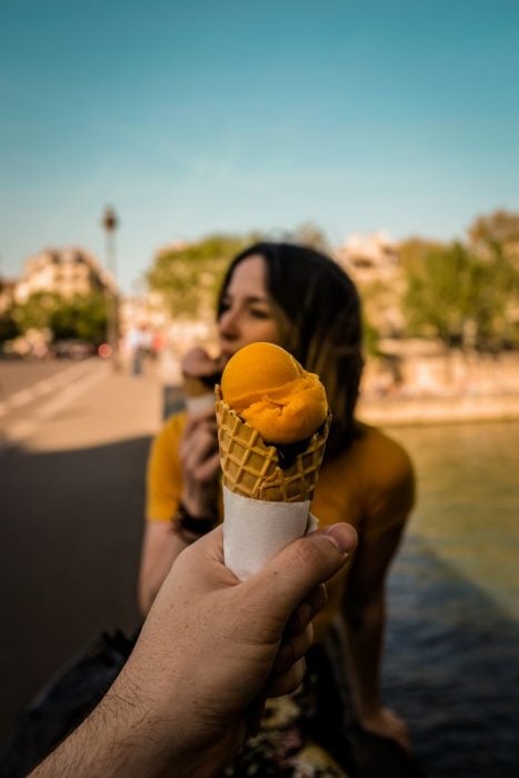 chica comiendo helado de mango 