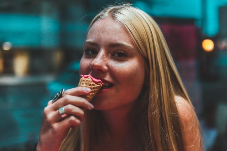 chica comiendo helado de fresa