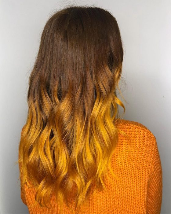 mujer con cabello amarillo mostaza 