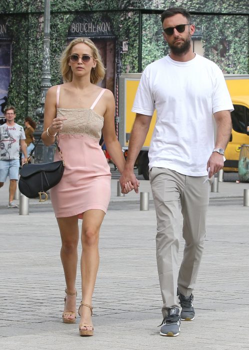 mujer rubia junto a hombre de camisa blanca 