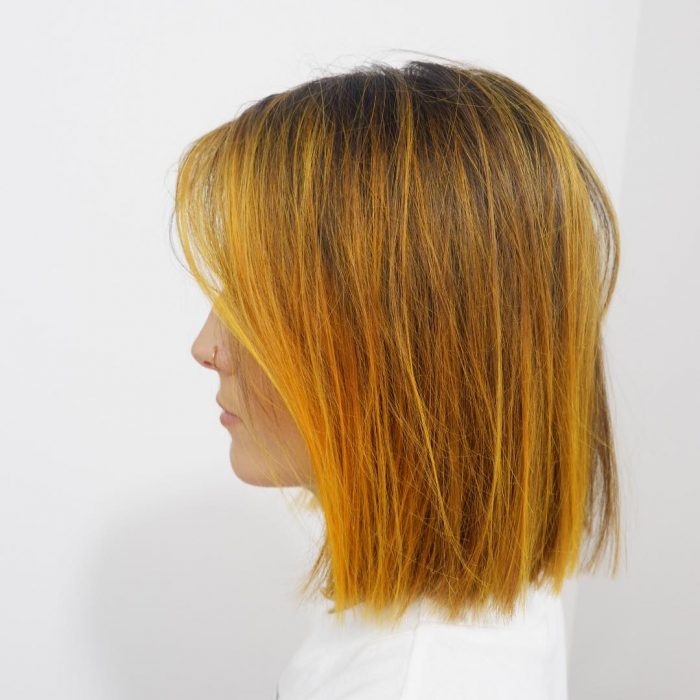 mujer con cabello amarillo mostaza 