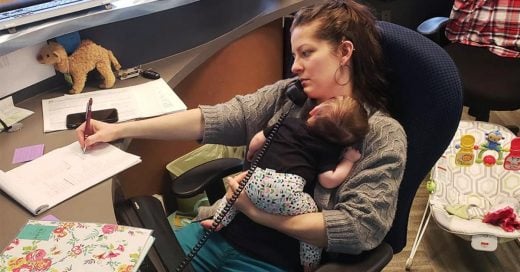 Lleva a su bebé al trabajo y cree que más empresas deberían permitirlo
