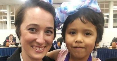 Corta su cabello para dar a sus alumnos una lección sobre la inclusión