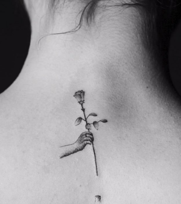  tatuajes de una rosa que se marchita 