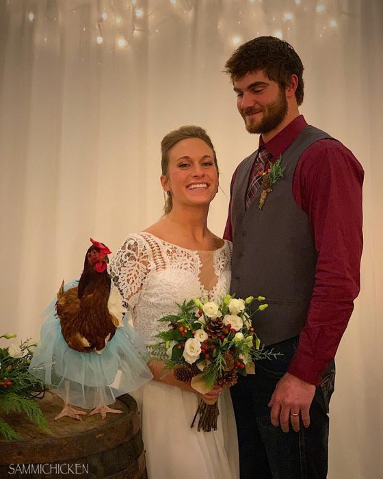 mujer rubia con vestido de novia y hombre gallina