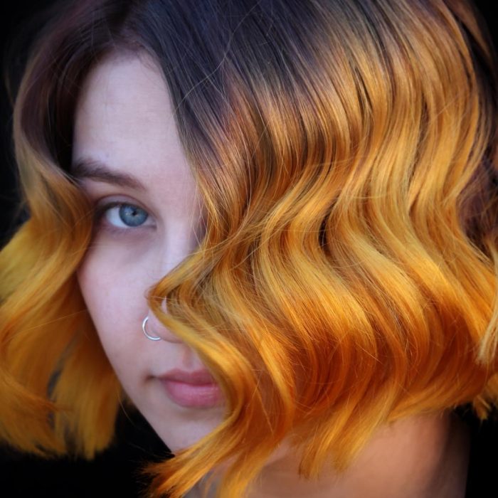 mujer con cabello amarillo mostaza 