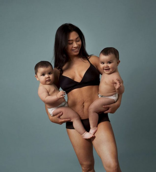 Mujer con sus dos bebés en brazos después de semanas de dar a luz