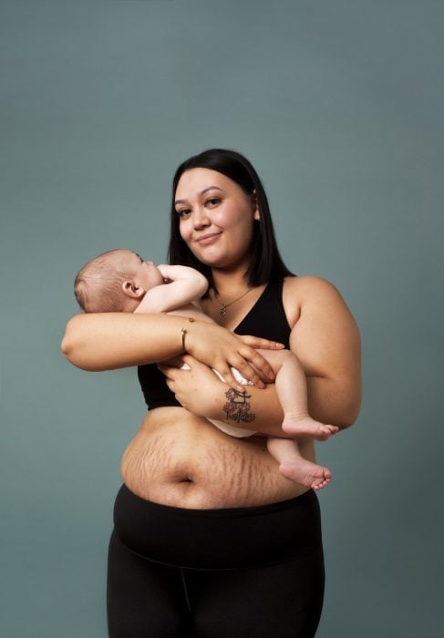 Mujer con su bebé en brazos después de semanas de dar a luz
