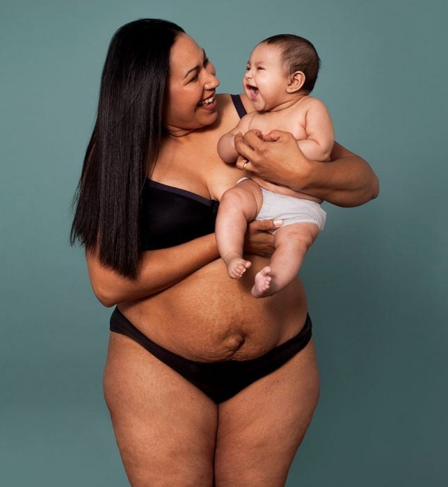 Mujer con su bebé después de dar a luz