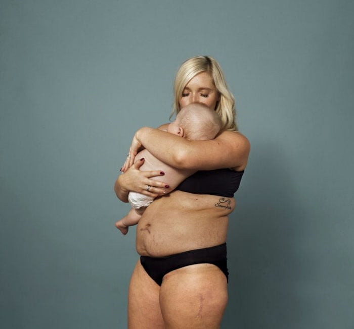 Mujer con su bebé en brazos después de semanas de dar a luz