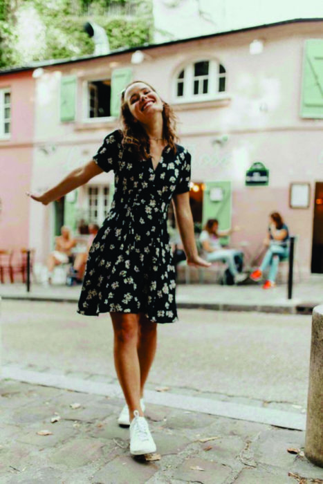 chica con vestido cortito de flores negro