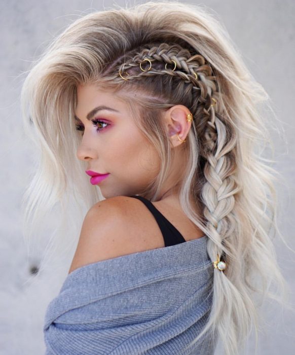 Chica rubia con trenza tipo Lagertha