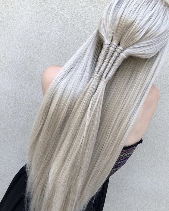 Chica de cabello platinado con media trenza y cabello suelto