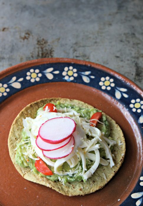 Tostada de aguacate con cebolla y rabanos