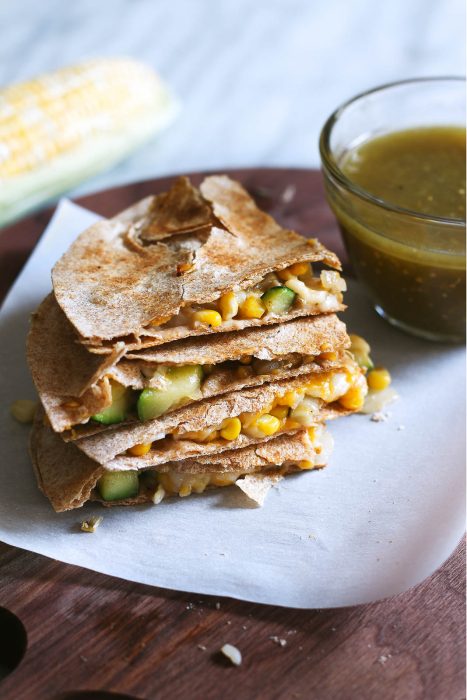 Tres quesadillas amontonadas de calabacitas