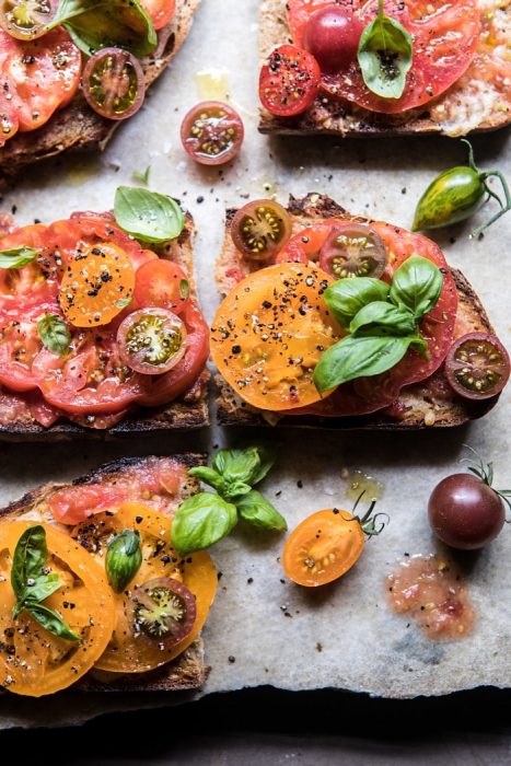 Tostadas de pan con queso manchego y dos rebanadas de tomate