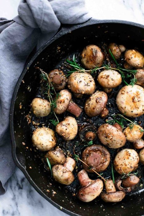 Sartén con champiñones con ajo y romero