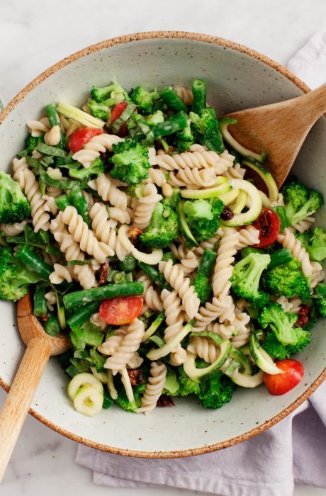 Cacerola de pasta con limón y diferentes verduras verdes