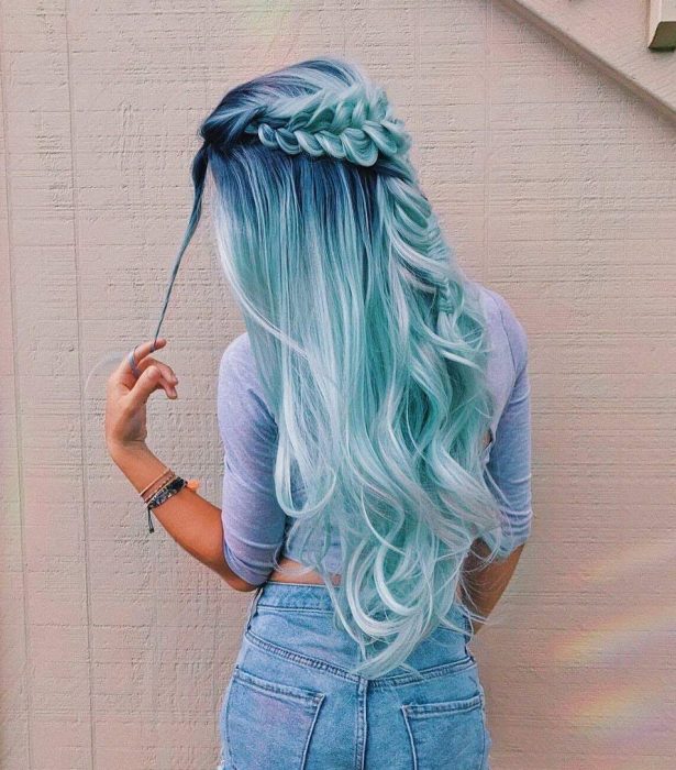 Chica de cabello azul con trenza