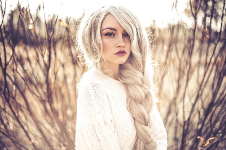 Chica de cabello blanco con trenza de lado