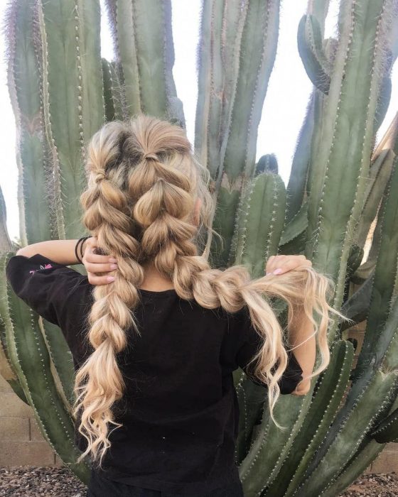 Chica rubia con dos trenzas duquesa