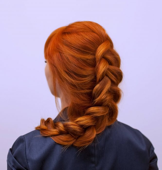 Chica pelirroja con trenza holandesa