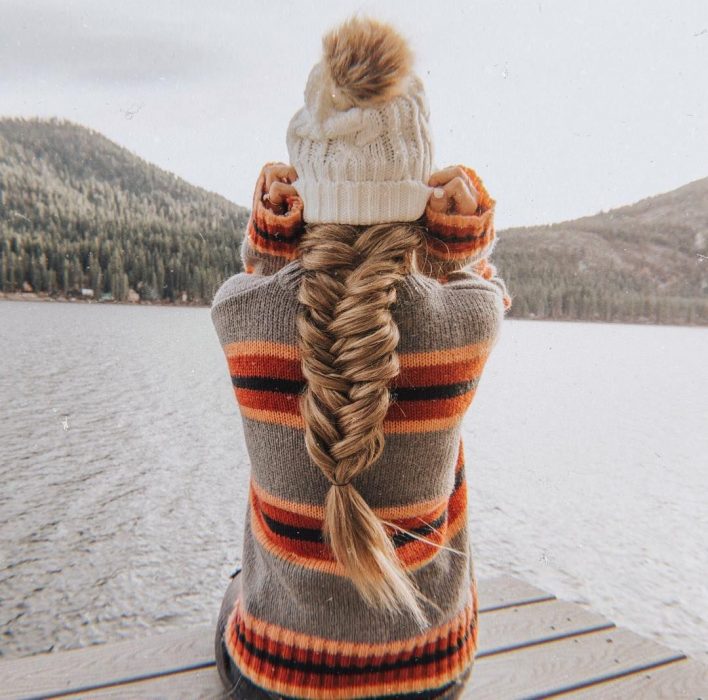 Chica rubia con gorro y trenza de espiga