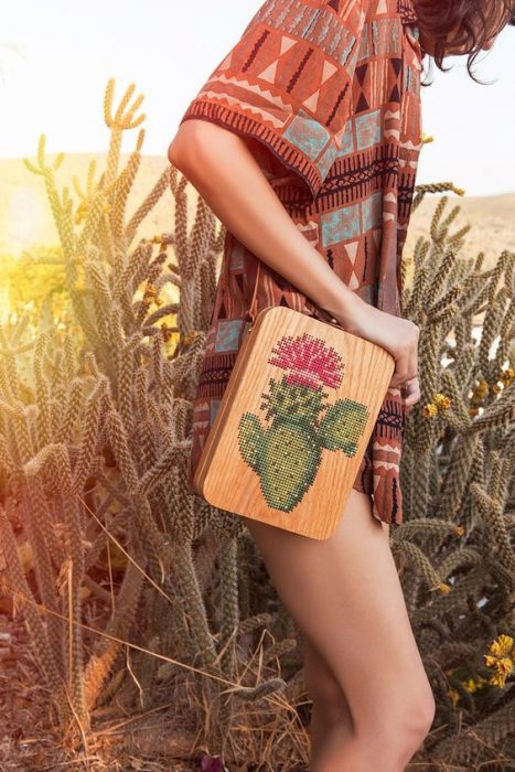 chica llevando bolso con bordado de nopal