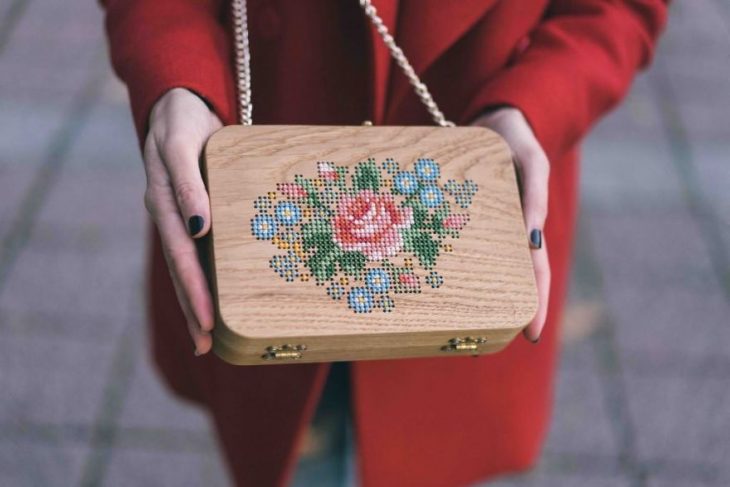 bolso de mano con una rosa bordada 