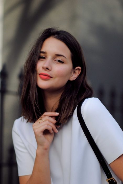 Chica de cabello castaño hasta el hombro, long bob, sonriendo