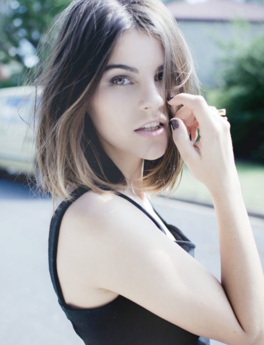 Chica con cabello castaño al hombro, long bob