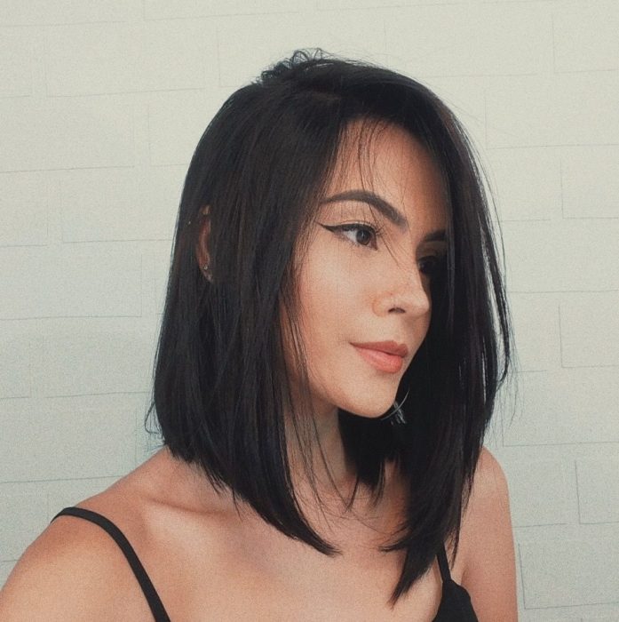 Chica con cabello negro al hombro, long bob