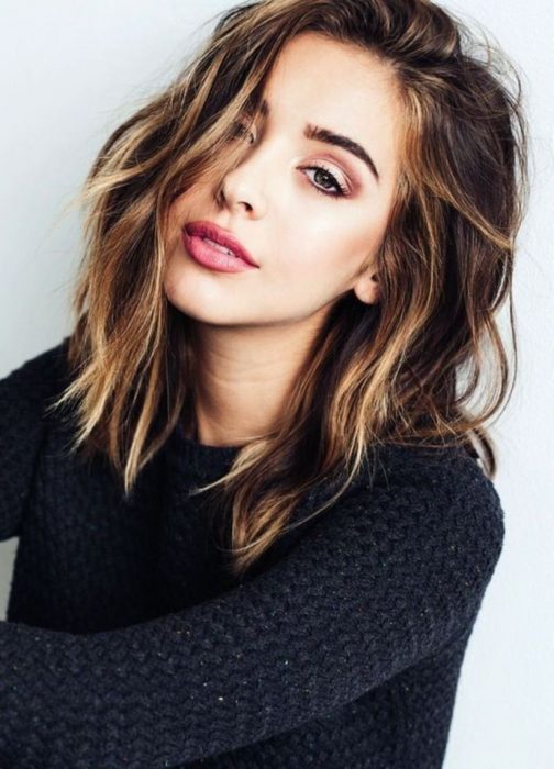 Chica con cabello castaño con degradado ombré al hombro, long bob