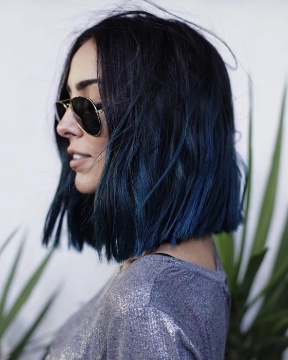 Chica con cabello negro y azul al hombro, long bob