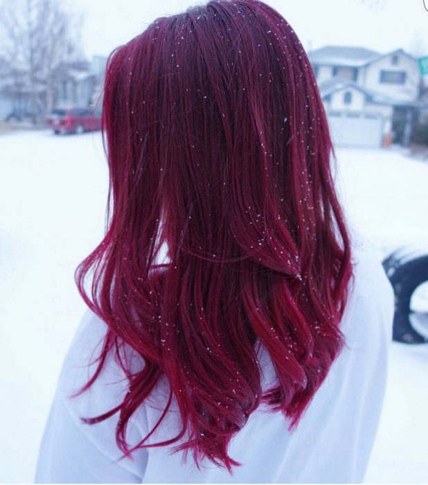 Chica con cabello rojo borgoña 