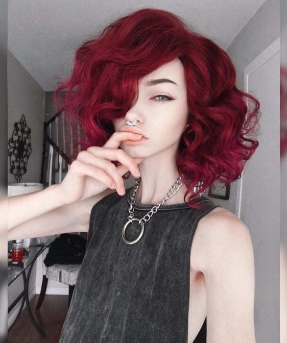 Chica con cabello rojo borgoña
