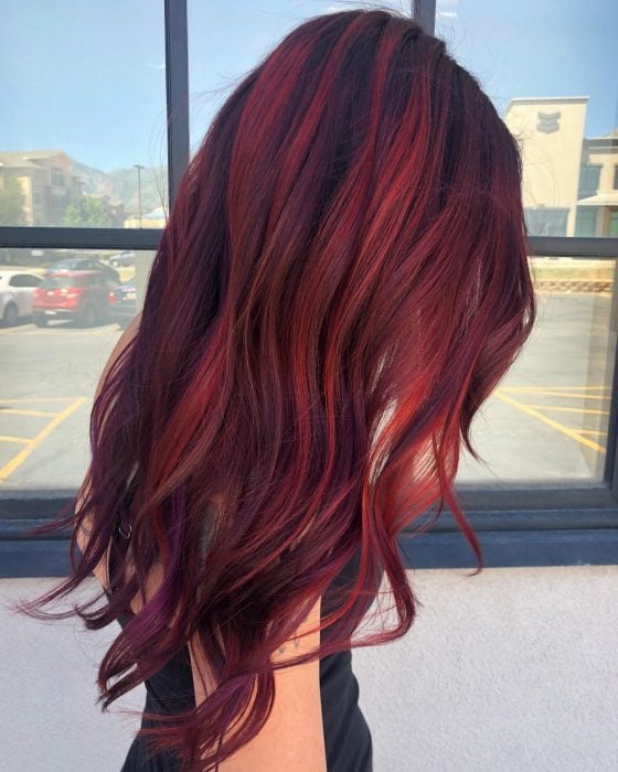 Chica con cabello rojo borgoña 
