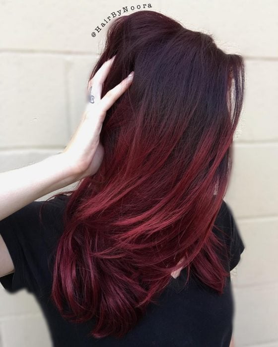 Chica con cabello rojo borgoña 