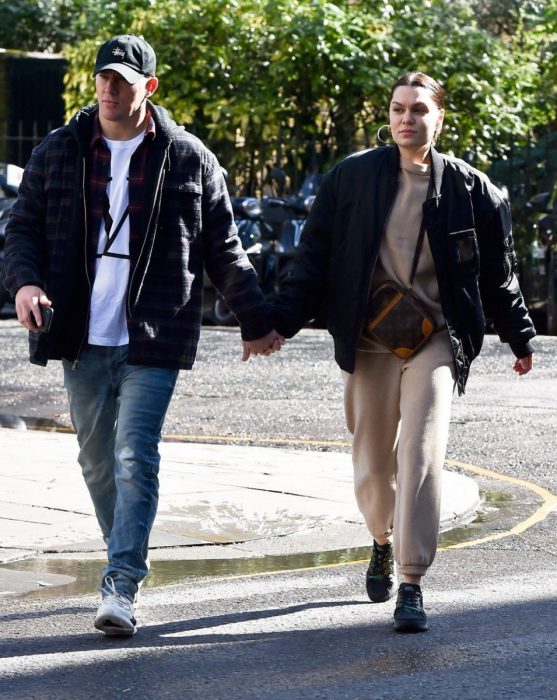 Channing Tatum y Jessie J, pareja vestida de manera casual camina tomada de la mano en la calle