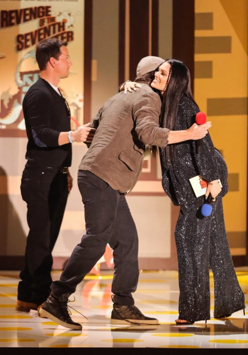 Channing Tatum y Jessie J abrazándose en los premios MTV 2015