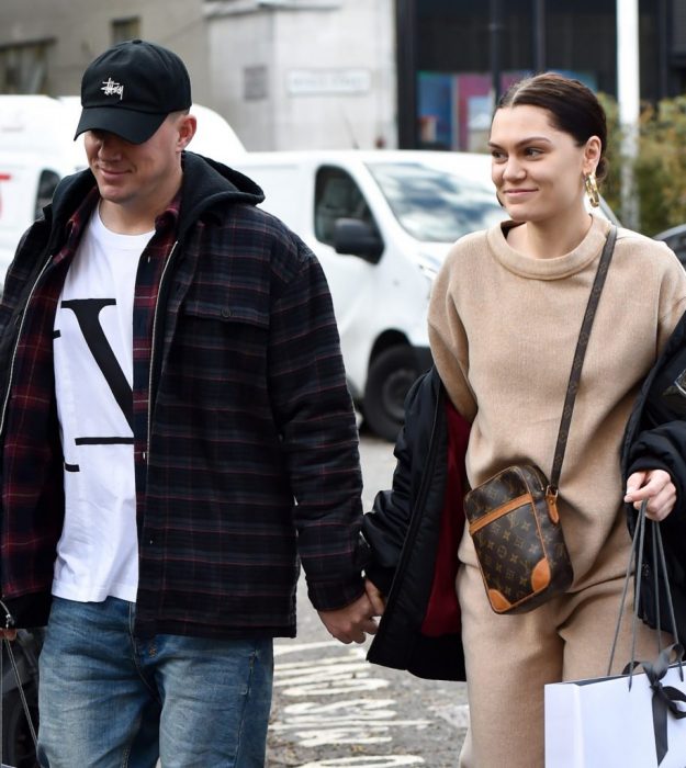 Channing Tatum y Jessie J, pareja vestida de forma casual camina tomada de la mano en la calle