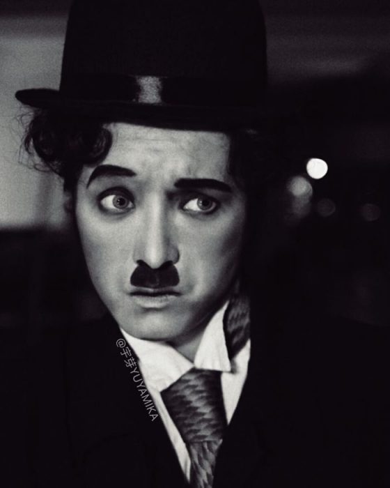 chics vestida como Charles Chaplin 