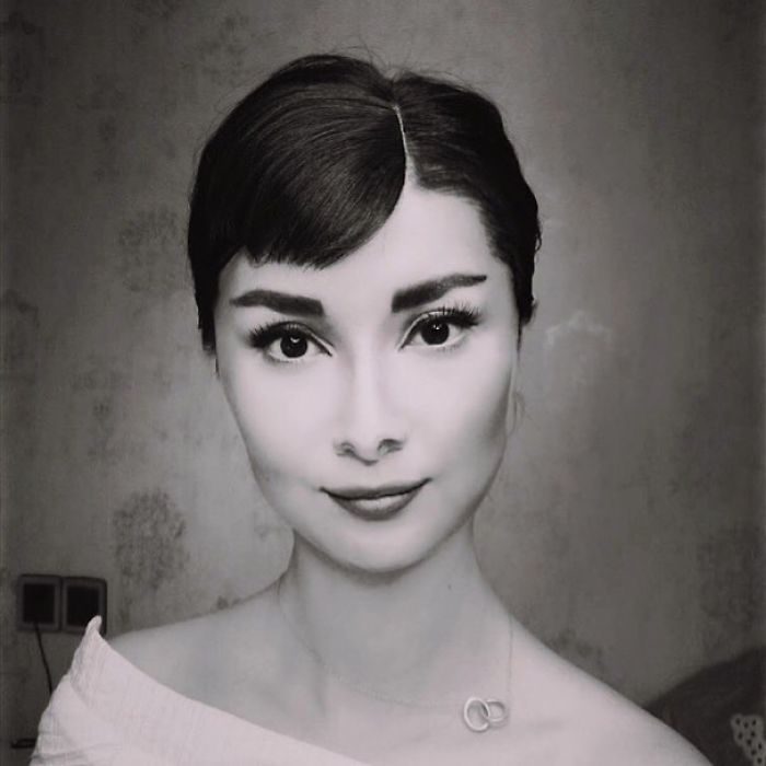 Chica disfrazada como Audrey Hepburn 