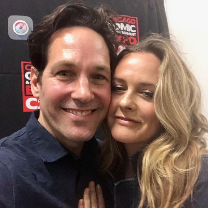 Reunión del elenco de película Clueless, Alicia Silvestone y Paul Rudd abrazados y sonriendo